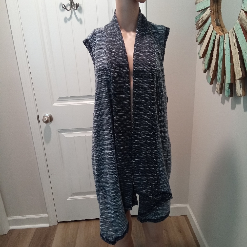 2-$10...Ruby Rd. Woman Plus Size 1X Navy and White Knit Sleeveless Cardigan Vest